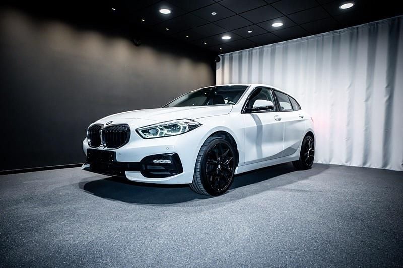 Farve: hvid Brugt 2022 BMW 118 Sport Line Hatchback | 264.900 kr. (Fair pris) - Billede 1/4