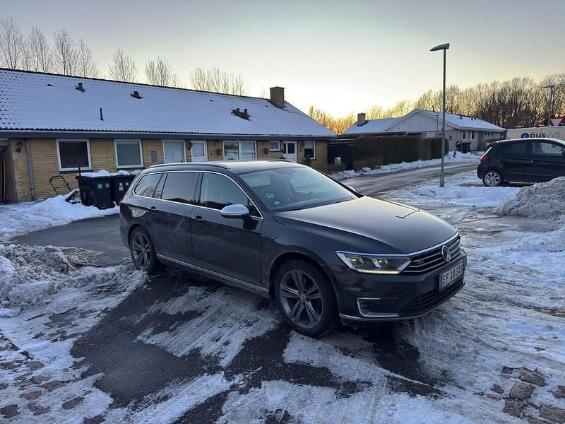 Carbonsortmetal Brugt 2018 VW Passat GTE Stationcar | 114.900 kr. (God pris) - Billede 1/4