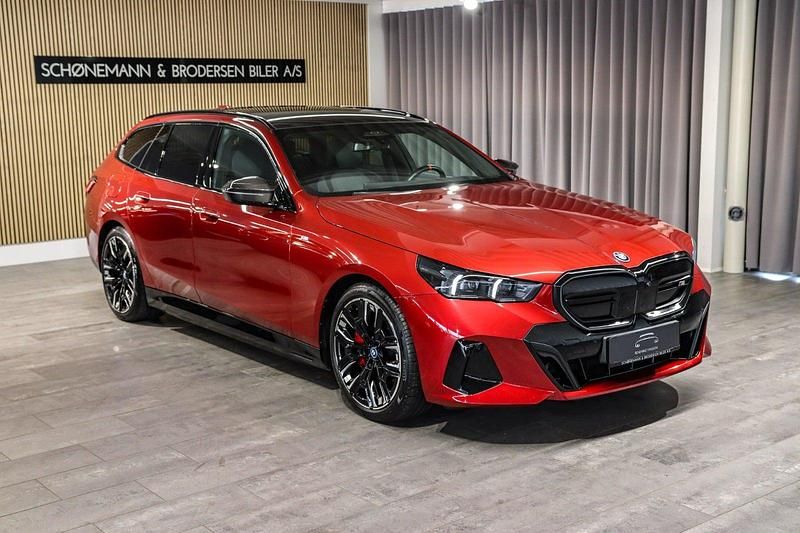 Rødmetal Brugt 2024 BMW i5 Stationcar | 829.900 kr. (Dyr) - Billede 1/4