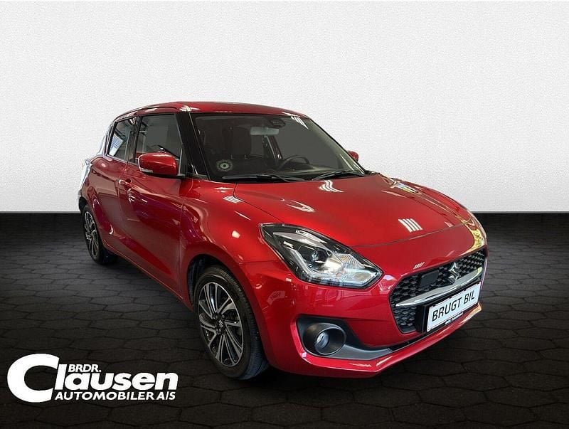 Burning red pearl metallic Brugt 2023 Suzuki Swift Exclusive Hatchback | 159.900 kr. (Lidt for dyr) - Billede 1/4
