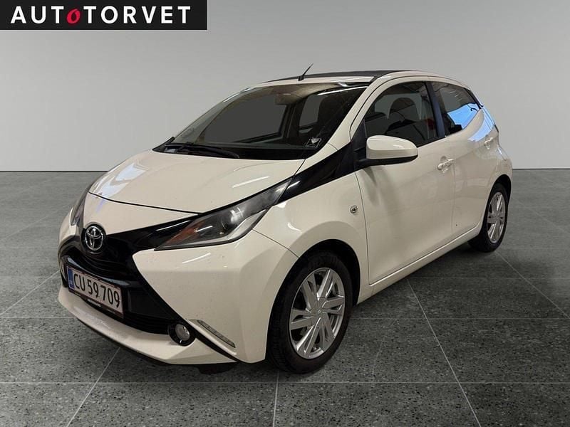 Hvid Brugt 2015 Toyota Aygo X-wave Sky Hatchback | 49.700 kr. (God pris) - Billede 1/4