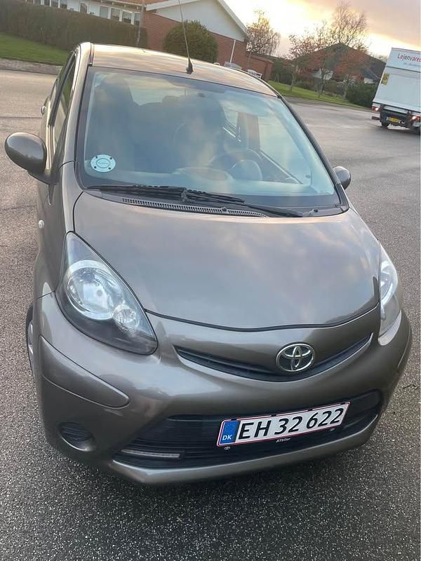 Brun Brugt 2012 Toyota Aygo Hatchback | 23.000 kr. (Super pris) - Billede 1/4