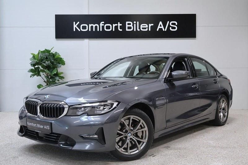 Gråmetal Brugt 2021 BMW 330e Sport Line Sedan | 279.800 kr. (Fair pris) - Billede 1/4