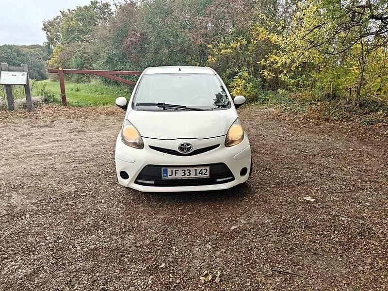 Hvid Brugt 2012 Toyota Aygo Hatchback | 17.000 kr. (Fair pris) - Billede 1/4