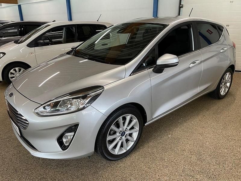 Sølvmetal Brugt 2018 Ford Fiesta Titanium Hatchback | 104.900 kr. (Lidt for dyr) - Billede 1/4
