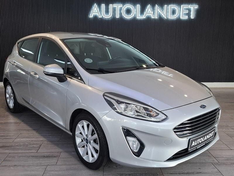 Sølvmetal Brugt 2017 Ford Fiesta Titanium Hatchback | 89.800 kr. (Dyr) - Billede 1/4