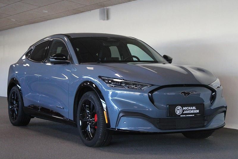 Blåmetal Brugt 2024 Ford Mustang Mach-E Extended Range SUV | 329.900 kr. (Fair pris) - Billede 1/2