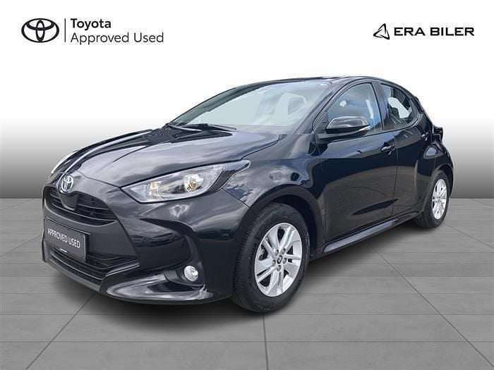 Night sky black Brugt 2022 Toyota Yaris Hybrid Active Hatchback | 199.900 kr. (Fair pris) - Billede 1/4