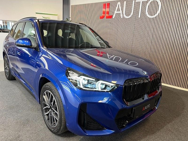 Blåmetal Brugt 2023 BMW iX1 M Sport SUV | 329.990 kr. (God pris) - Billede 1/4