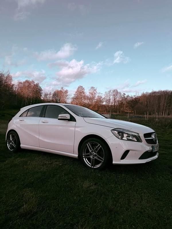 Hvid Brugt 2017 Mercedes A200 Hatchback | 138.000 kr. (Fair pris) - Billede 1/4