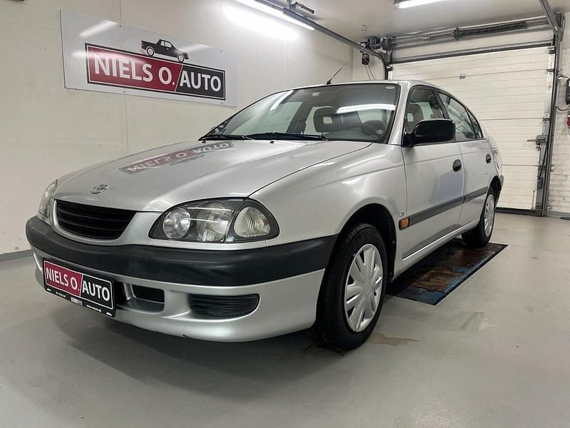 Sølvmetal Brugt 2000 Toyota Avensis Luna Hatchback | 24.900 kr. - Billede 1/4