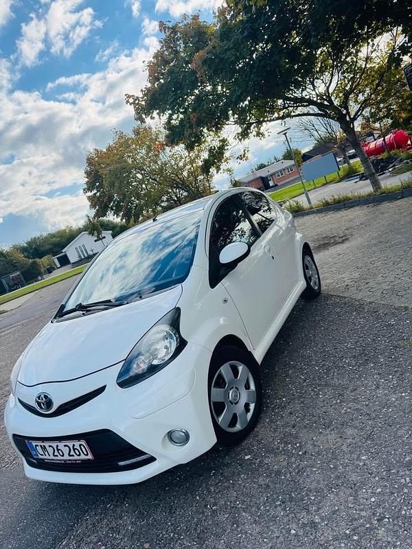 Brugt Toyota Aygo 68 HK (50 kW) 2013 Hvid Hatchback