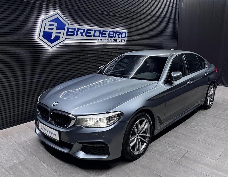 Lysblåmetal Brugt 2017 BMW 520 M Sport Sedan | 369.500 kr. (Lidt for dyr) - Billede 1/4