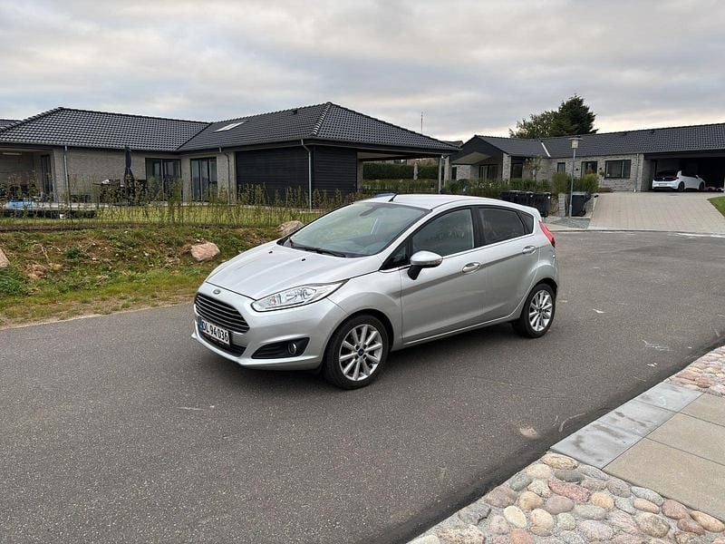Sølvmetal Brugt 2016 Ford Fiesta Titanium Hatchback | 69.900 kr. (Fair pris) - Billede 1/4