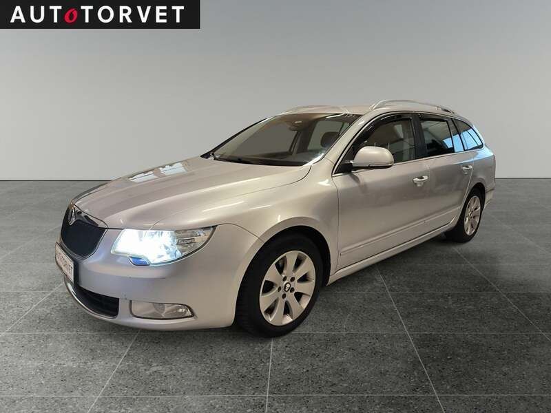 Sølvmetal Brugt 2013 Skoda Superb GreenLine Stationcar | 59.700 kr. (God pris) - Billede 1/4