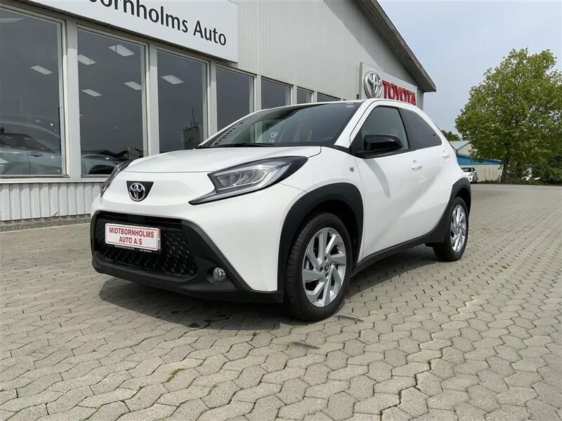040 pure white Brugt 2024 Toyota Aygo Active Hatchback | 149.900 kr. (Fair pris) - Billede 1/1