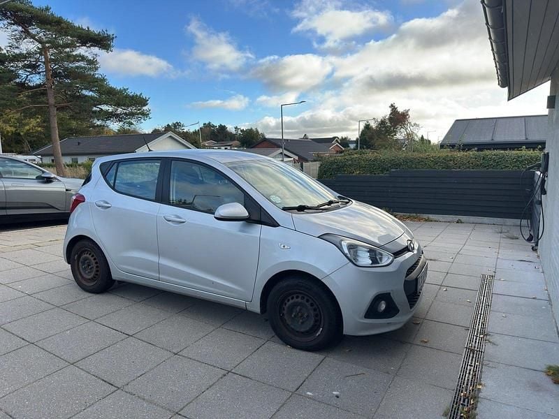 Gråmetal Brugt 2014 Hyundai i10 Comfort Hatchback | 41.900 kr. (Fair pris) - Billede 1/4