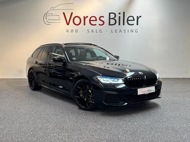 Sortmetal Brugt 2022 BMW 530e M Sport Stationcar | 399.900 kr. - Billede 1/4