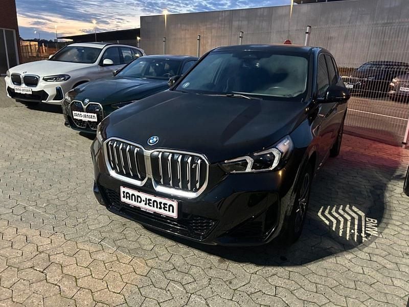 Sortmetal Brugt 2023 BMW iX1 M Sport SUV | 349.900 kr. (God pris) - Billede 1/2