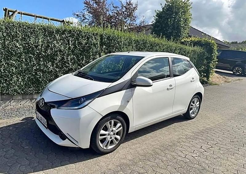 Hvid Brugt 2015 Toyota Aygo X-play Hatchback | 55.000 kr. (Fair pris) - Billede 1/4