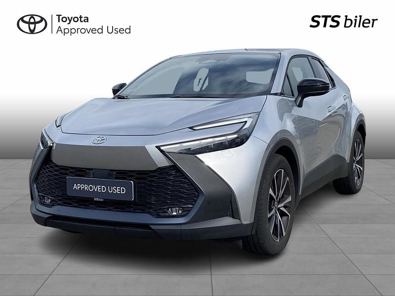 1l0 shimmering silver Brugt 2025 Toyota C-HR Style SUV | 339.900 kr. (Lidt for dyr) - Billede 1/4