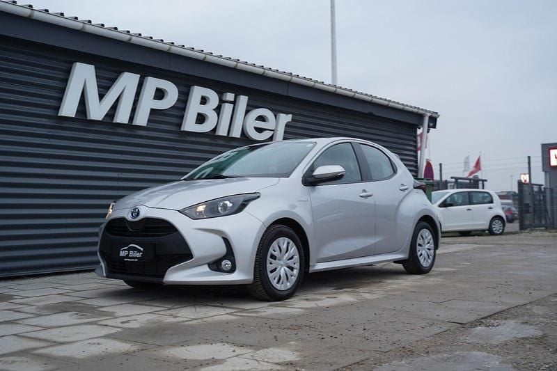 Sølvmetal Brugt 2021 Toyota Yaris Hybrid H3 Hatchback | 144.700 kr. (Fair pris) - Billede 1/4