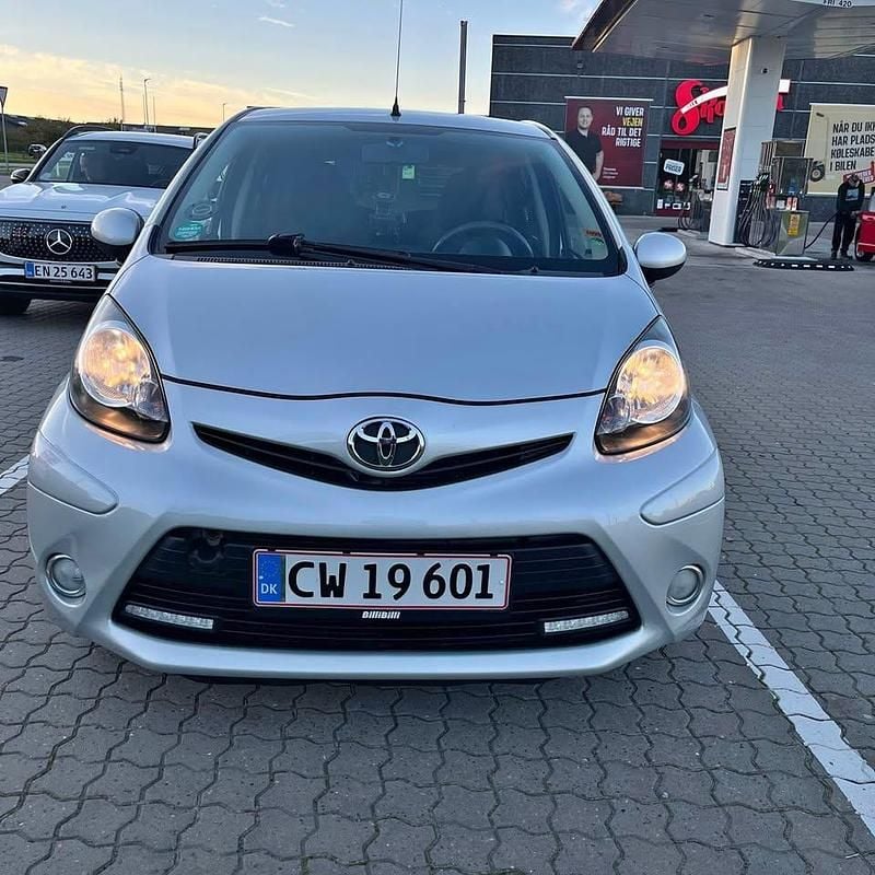 Grå Brugt 2013 Toyota Aygo Hatchback | 38.000 kr. (Fair pris) - Billede 1/4