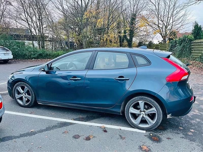 Sort Brugt 2017 Volvo V40 Momentum Hatchback | 65.900 kr. (Fair pris) - Billede 1/4