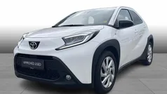 040 pure white Brugt 2024 Toyota Aygo Active Hatchback | 144.995 kr. (Fair pris)
