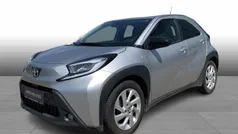 1l0 shimmering silver Brugt 2022 Toyota Aygo Active Hatchback | 124.900 kr. (Fair pris)
