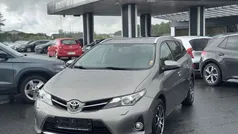 Grå metel (beise). Brugt 2013 Toyota Auris Comfort Stationcar | 84.900 kr. (God pris)