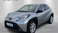 1l0 shimmering silver Brugt 2023 Toyota Aygo Active Hatchback | 139.900 kr. (Fair pris)