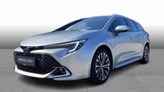 Shimmering silver Brugt 2024 Toyota Corolla Style Stationcar | 299.900 kr. (Fair pris)