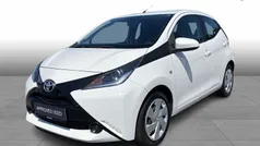 Hvid Brugt 2016 Toyota Aygo X-play Hatchback | 74.900 kr. (Fair pris)