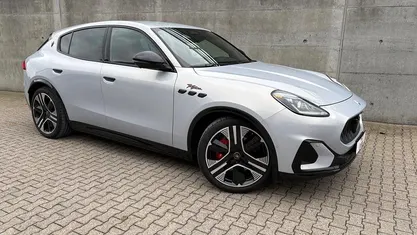 Sølvmetal Ny 2025 Maserati Grecale Folgore SUV | 789.900 kr. (Fair pris)