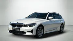 Hvidmetal Brugt 2021 BMW 330e Sport Line Stationcar | 309.900 kr. (Fair pris)
