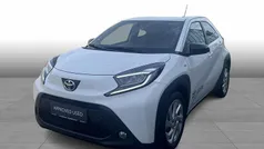 Hvid Brugt 2024 Toyota Aygo Active Hatchback | 142.900 kr. (Fair pris)