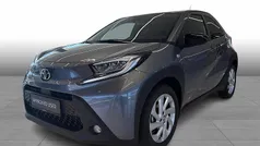 Celestite grey Brugt 2024 Toyota Aygo Active Hatchback | 169.995 kr. (Fair pris)