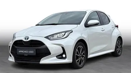 Pearl white Brugt 2022 Toyota Yaris Hybrid Style Hatchback | 204.900 kr. (Fair pris)