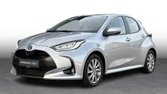 Shimmering silver Brugt 2022 Toyota Yaris Hybrid Active Hatchback | 199.900 kr. (Fair pris)