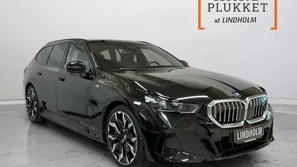 Sortmetal Brugt 2024 BMW i5 M Sport Stationcar | 589.900 kr. (Fair pris)