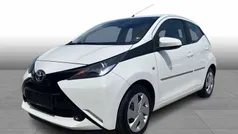 Hvid Brugt 2017 Toyota Aygo X-play Hatchback | 74.900 kr. (Fair pris)