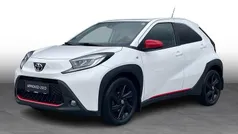 040 pure white Brugt 2022 Toyota Aygo Active Hatchback | 134.900 kr. (Fair pris)