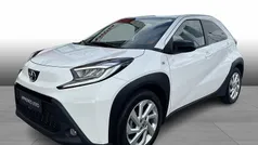 Pure white Brugt 2023 Toyota Aygo Active Hatchback | 139.995 kr. (Fair pris)