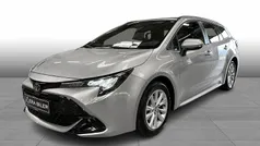 Sølvmetal Brugt 2024 Toyota Corolla Active Stationcar | 279.900 kr. (Fair pris)