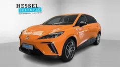 Fizzy orange Ny 2024 MG MG4 EV Luxury Hatchback | 204.900 kr. (Fair pris)