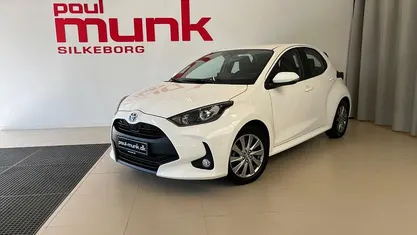 Hvid Brugt 2022 Toyota Yaris Hybrid Comfort Hatchback | 189.900 kr. (God pris)