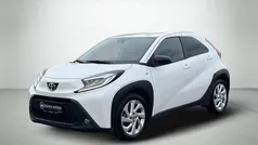 Hvidmetal Brugt 2023 Toyota Aygo Active Hatchback | 134.800 kr. (Fair pris)