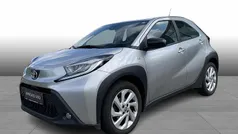 1l0 shimmering silver Brugt 2022 Toyota Aygo Active Hatchback | 119.900 kr. (Fair pris)