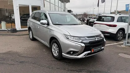 Sølvmetal Brugt 2020 Mitsubishi Outlander P-HEV Invite SUV | 189.800 kr.